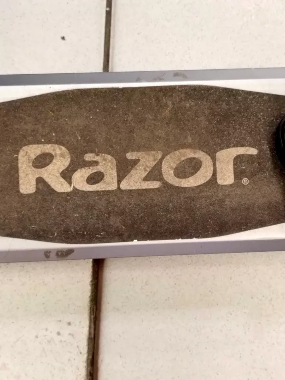 hulajnoga-razor-e-prime-air-250-w-24-kmh-waga-980