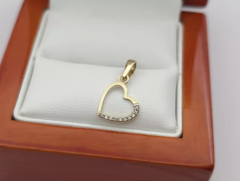 zlota-zawieszka-serce-z-cyrkoniami-585-14k-059g-ean-gtin-5900025418611