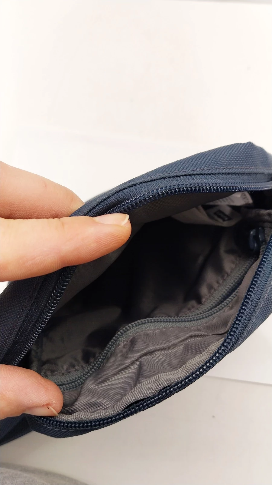 levis-meska-saszetka-niebieska-mala-na-zamek-1s7a-material-dominujacy-203885-842089