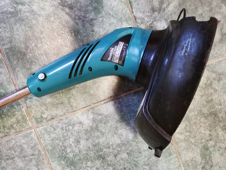PODKASZARKA MAKITA UR3000