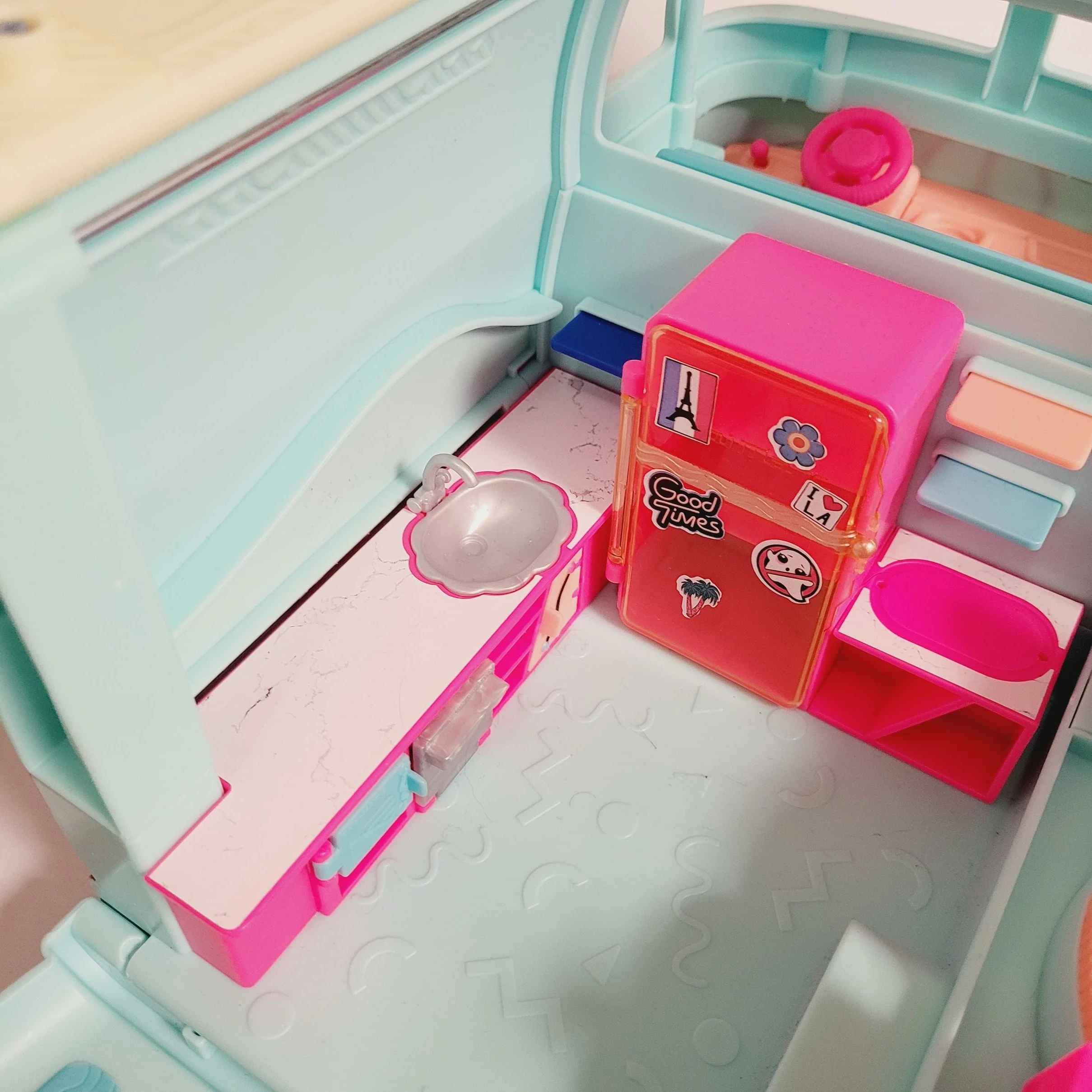 lalka-lol-surprise-omg-samochod-kamper-lol-5w1-grill-groove-camper-stan-11323-2