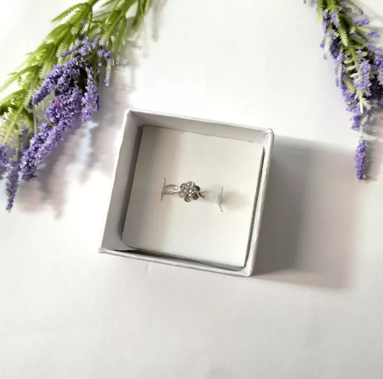 wyjatkowy-srebrny-pierscionek-z-cyrkonia-209g-925-stan-11323-238058