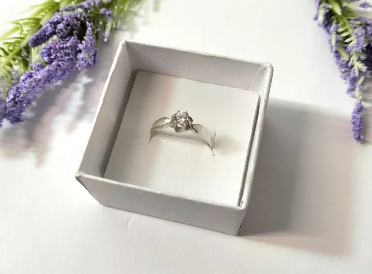 wyjatkowy-srebrny-pierscionek-z-cyrkonia-209g-925-stan-11323-238058