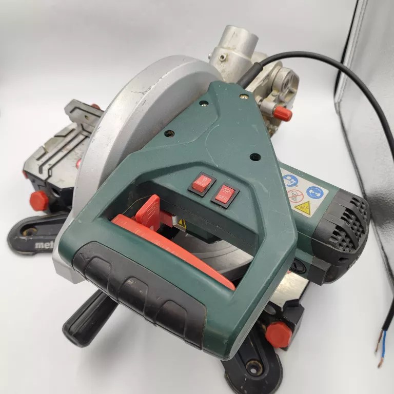 PIŁA UKOŚNICA METABO KS 216 M LASERCUT @OPIS