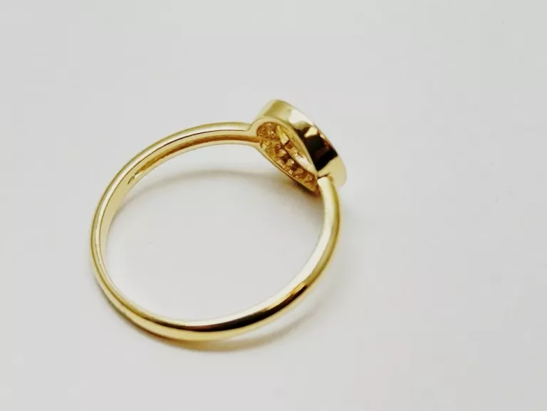 elegancki-zloty-pierscionek-mk-z-kamieniami-material-15835-2