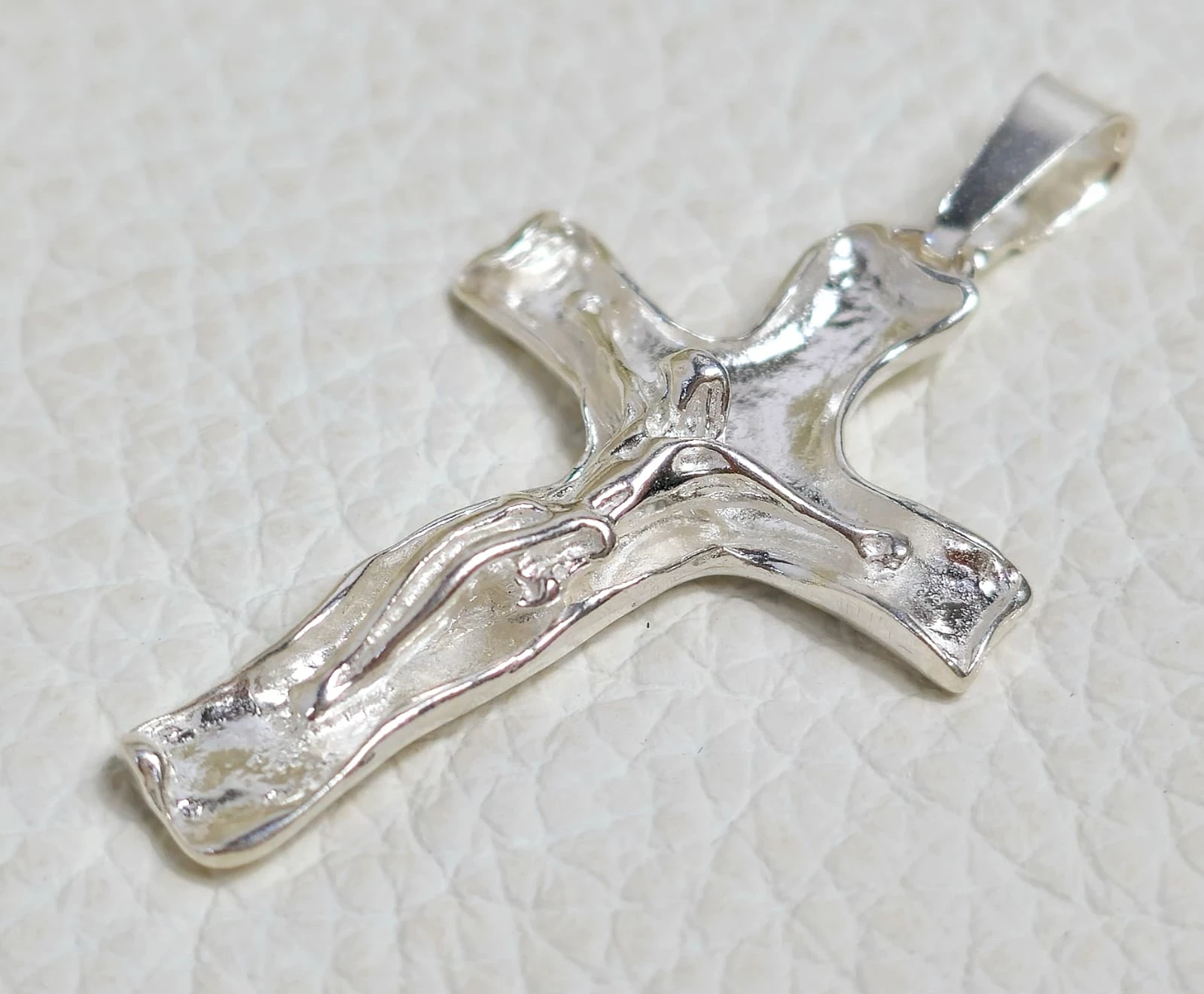 ciekawy-srebrny-krzyz-z-jezusem-925-513g-35cm-marka-226434-1704211