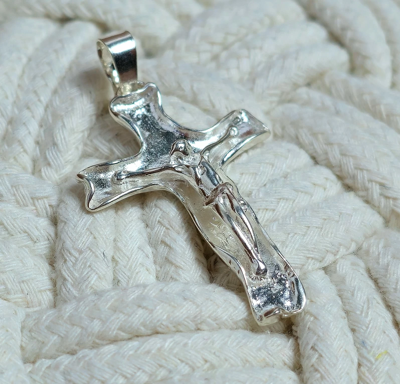 ciekawy-srebrny-krzyz-z-jezusem-925-513g-35cm-proba-srebra-206658-228258