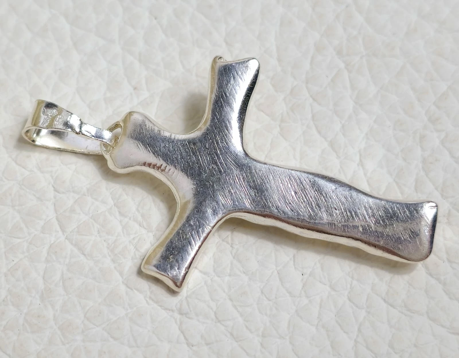 ciekawy-srebrny-krzyz-z-jezusem-925-513g-35cm-ean-gtin-5903707536382