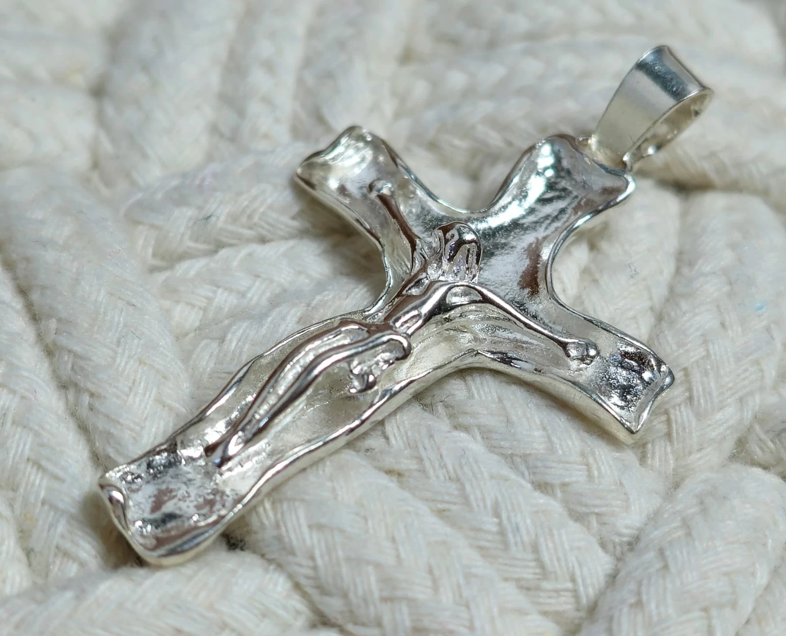 ciekawy-srebrny-krzyz-z-jezusem-925-513g-35cm-stan-11323-238058