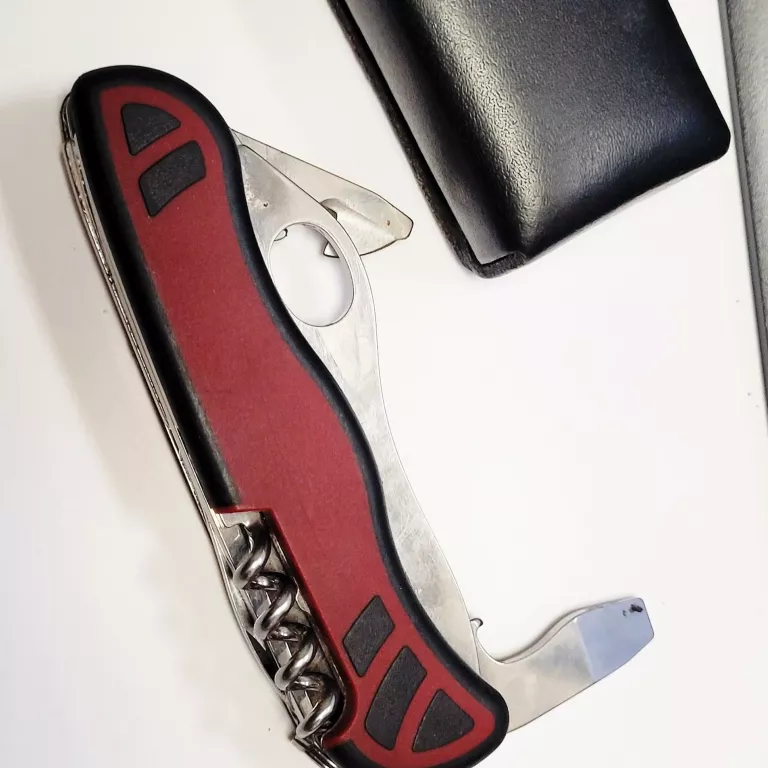 SCYZORYK VICTORINOX CZERWONO-CZARNY 111 MM FORESTER VX