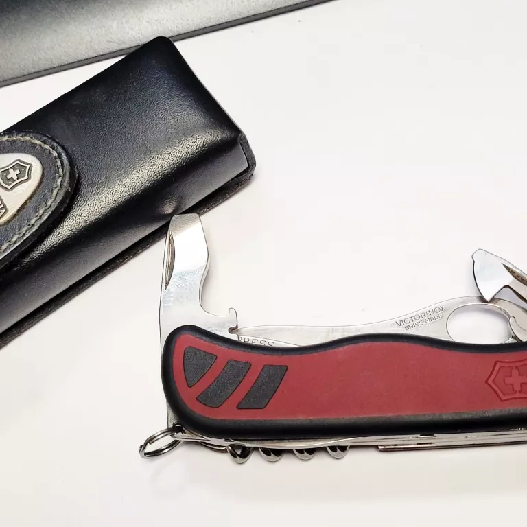 SCYZORYK VICTORINOX CZERWONO-CZARNY 111 MM FORESTER VX