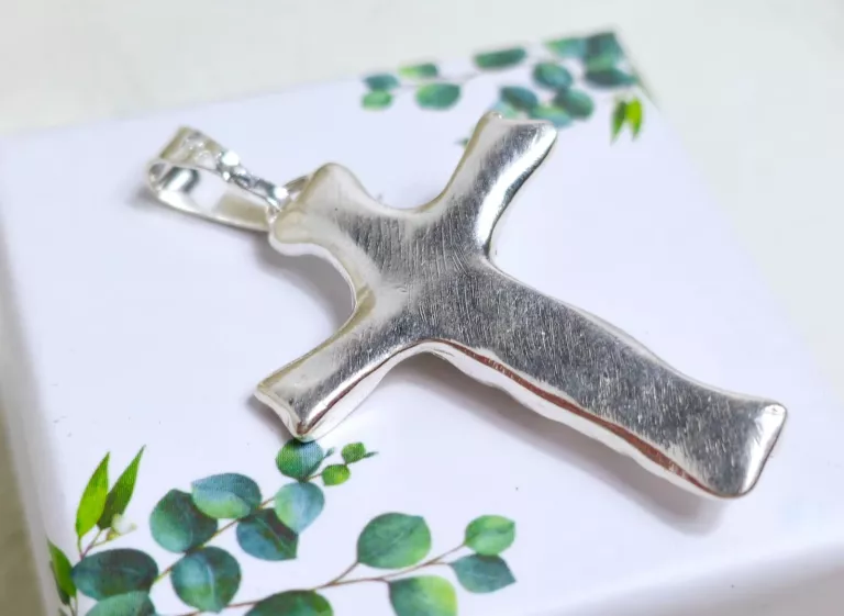 ciekawy-srebrny-krzyz-z-jezusem-925-513g-35cm-kamien-17088-524288