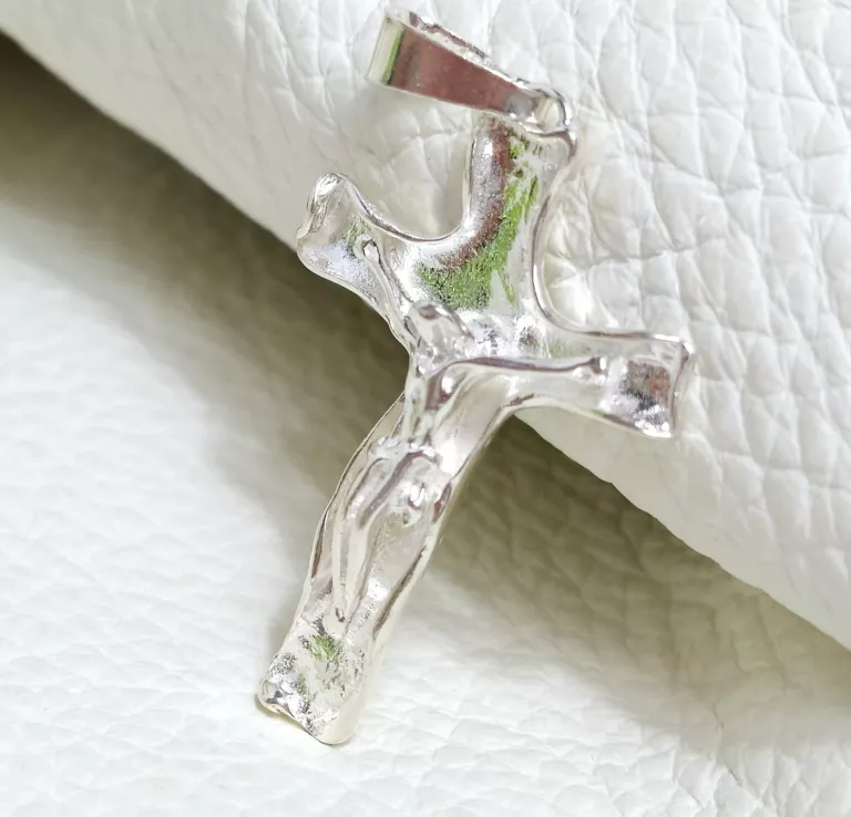 ciekawy-srebrny-krzyz-z-jezusem-925-513g-35cm-grunwaldzka-18-adex-bud-zabkowice-slaskie