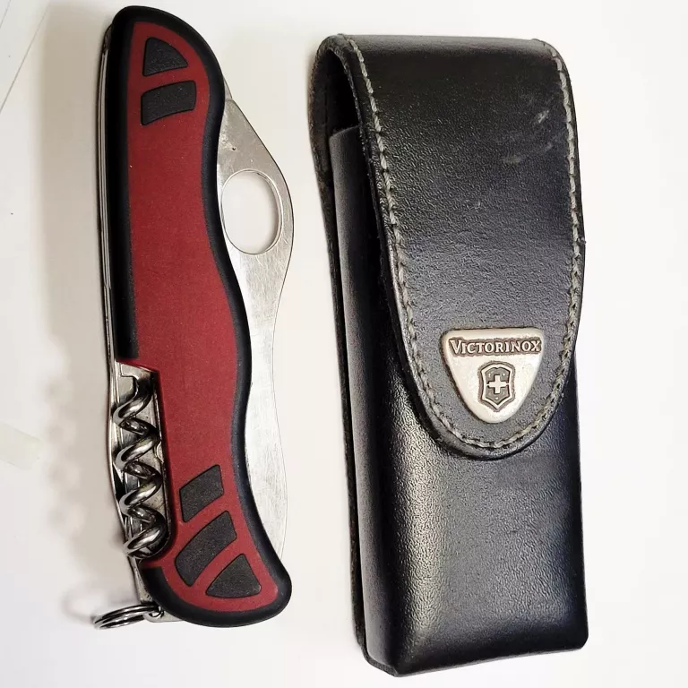 SCYZORYK VICTORINOX CZERWONO-CZARNY 111 MM FORESTER VX