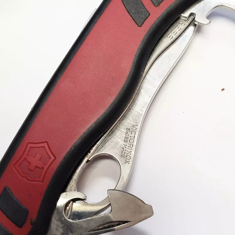 SCYZORYK VICTORINOX CZERWONO-CZARNY 111 MM FORESTER VX