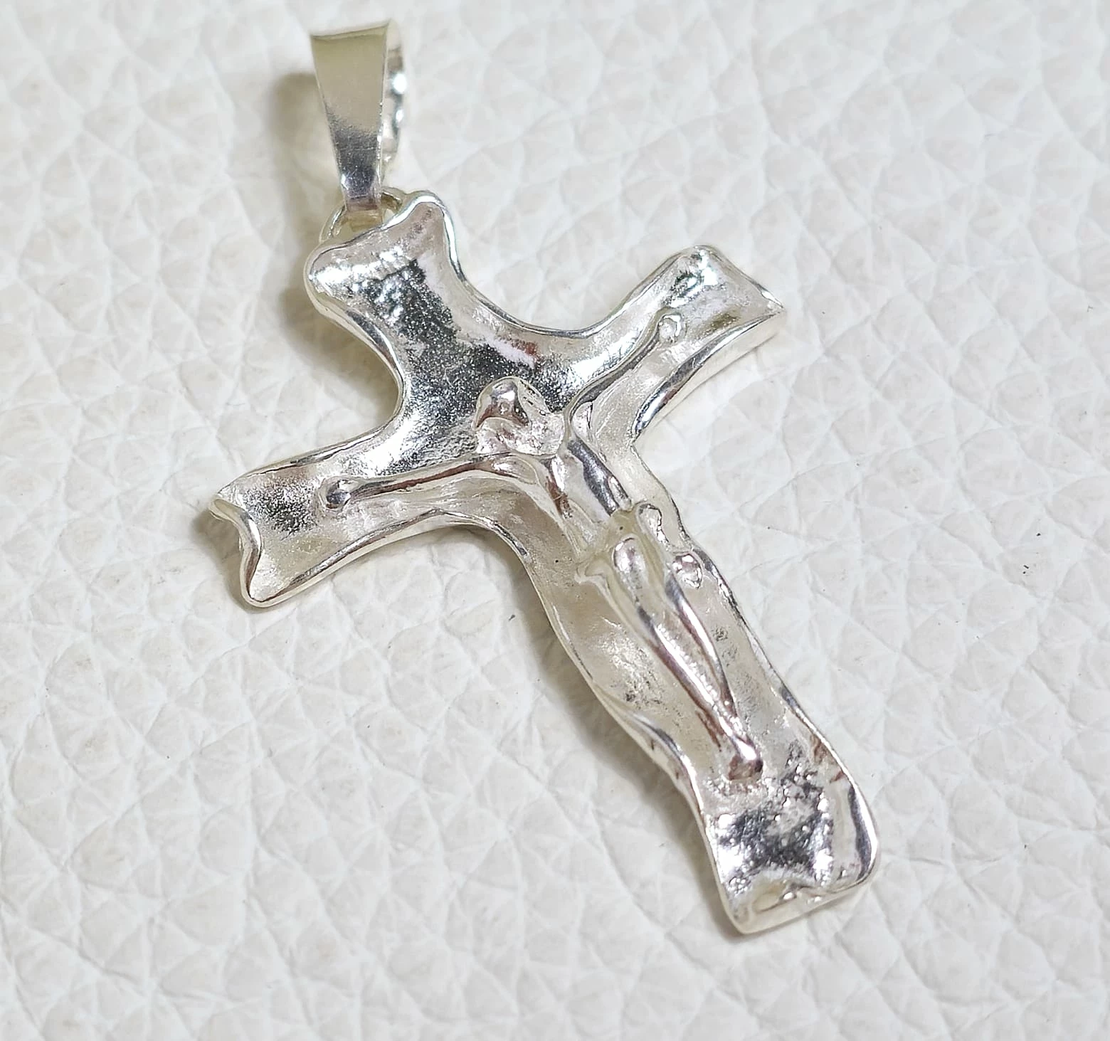 ciekawy-srebrny-krzyz-z-jezusem-925-513g-35cm-material-17128-8