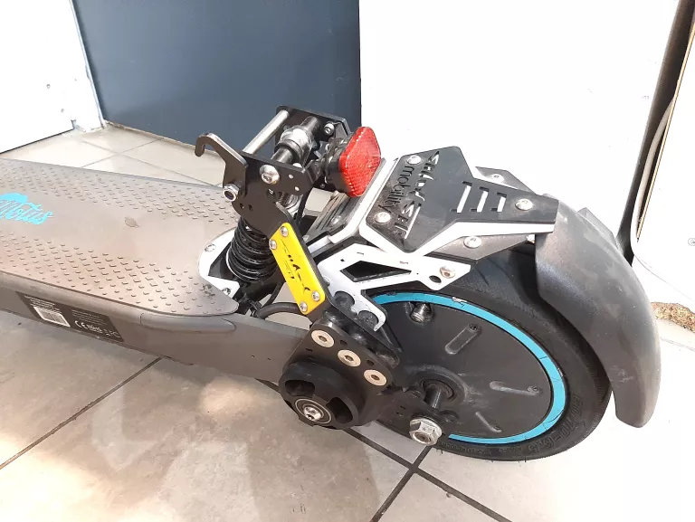 HULAJNOGA MOTUS SCOOTY 10 ZAWIESZENIE SHARKSET