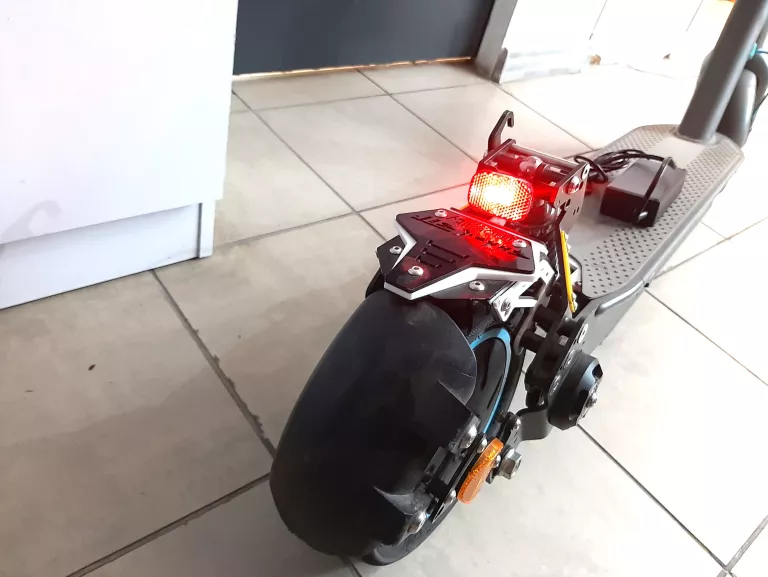 HULAJNOGA MOTUS SCOOTY 10 ZAWIESZENIE SHARKSET