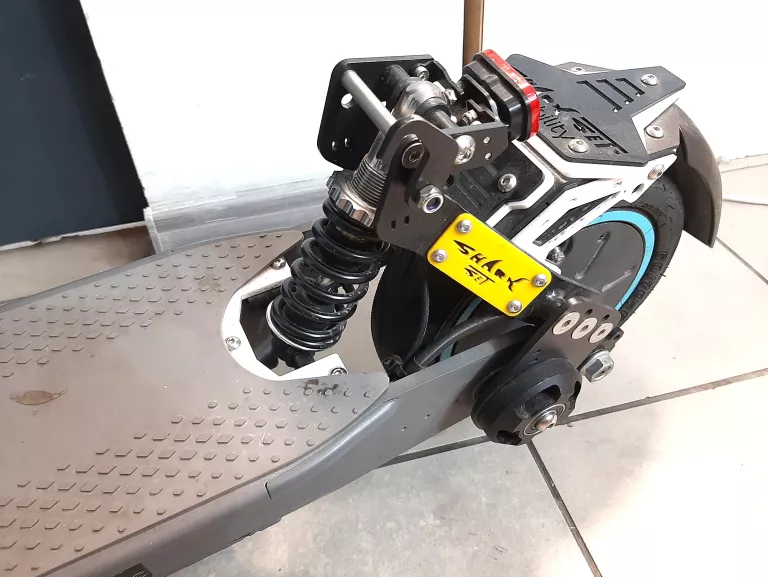 HULAJNOGA MOTUS SCOOTY 10 ZAWIESZENIE SHARKSET