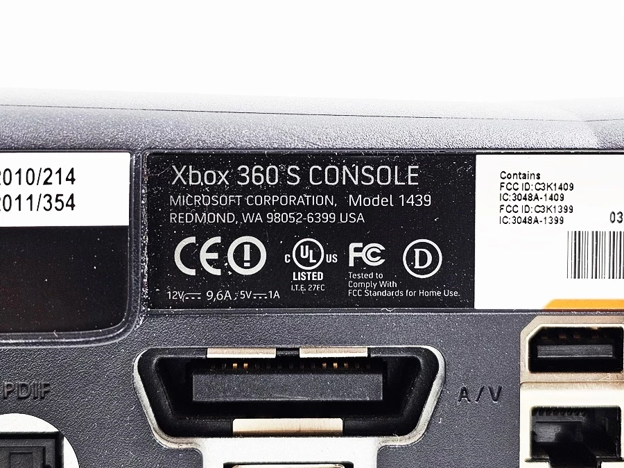 konsola-xbox-360-slim-model-1439-z-padem-nie-oryginalny-na-kablu-liczba-kontrolerow-w-zestawie-205994-225550