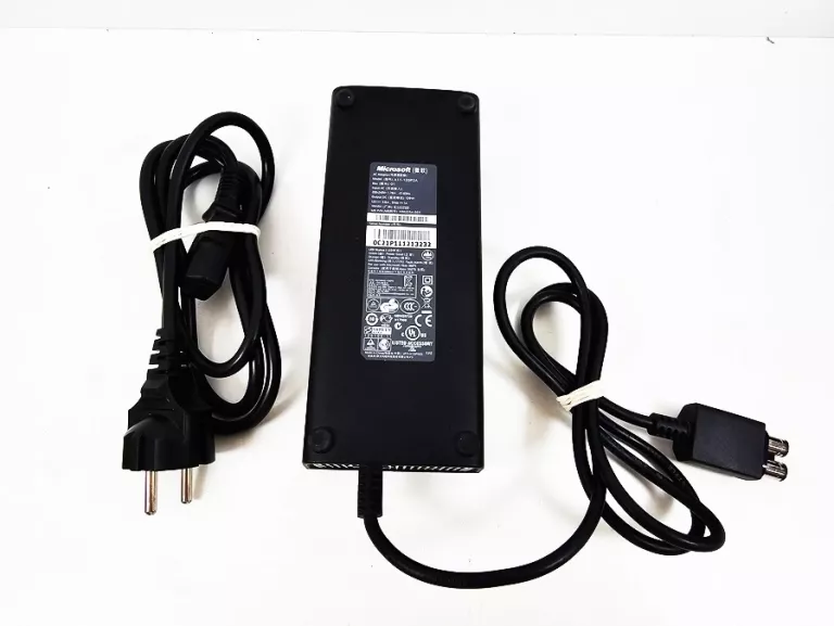 konsola-xbox-360-slim-model-1439-z-padem-nie-oryginalny-na-kablu-rodzaje-odtwarzanych-nosnikow-205982-1