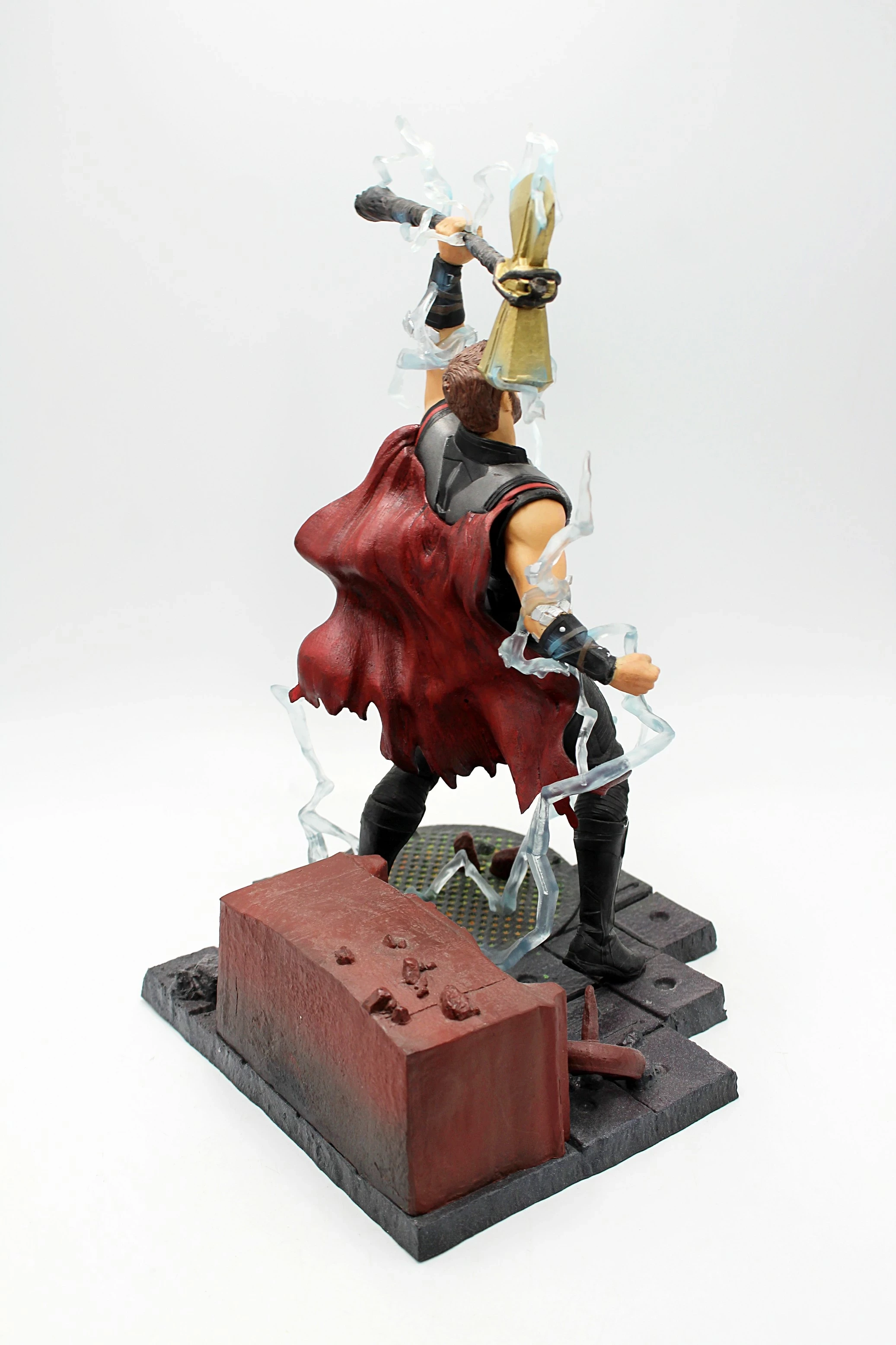 figurka-diamond-select-marvel-the-avengers-infinity-war-thor-wysokosc-produktu-980