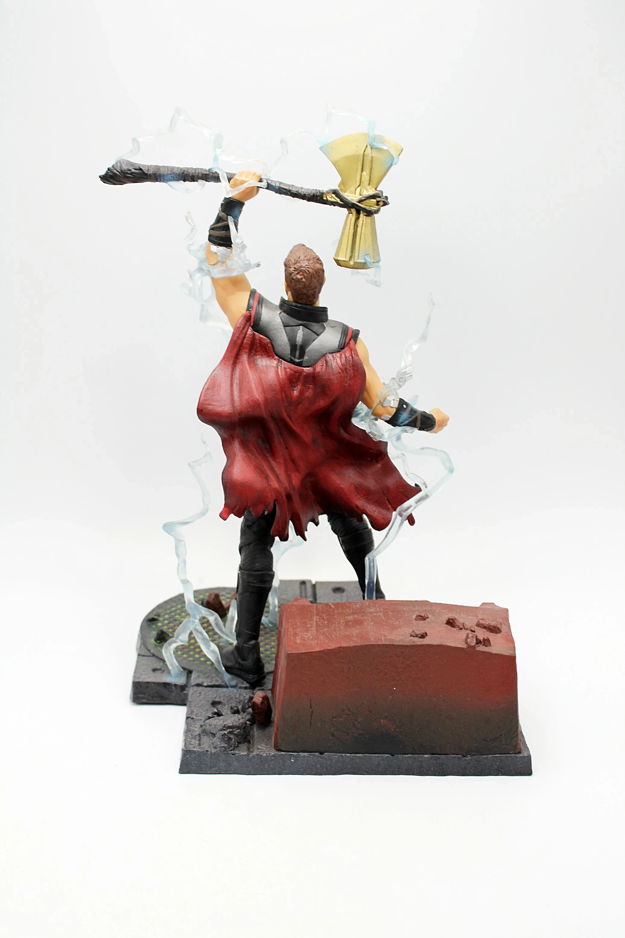 figurka-diamond-select-marvel-the-avengers-infinity-war-thor-szerokosc-produktu-1070