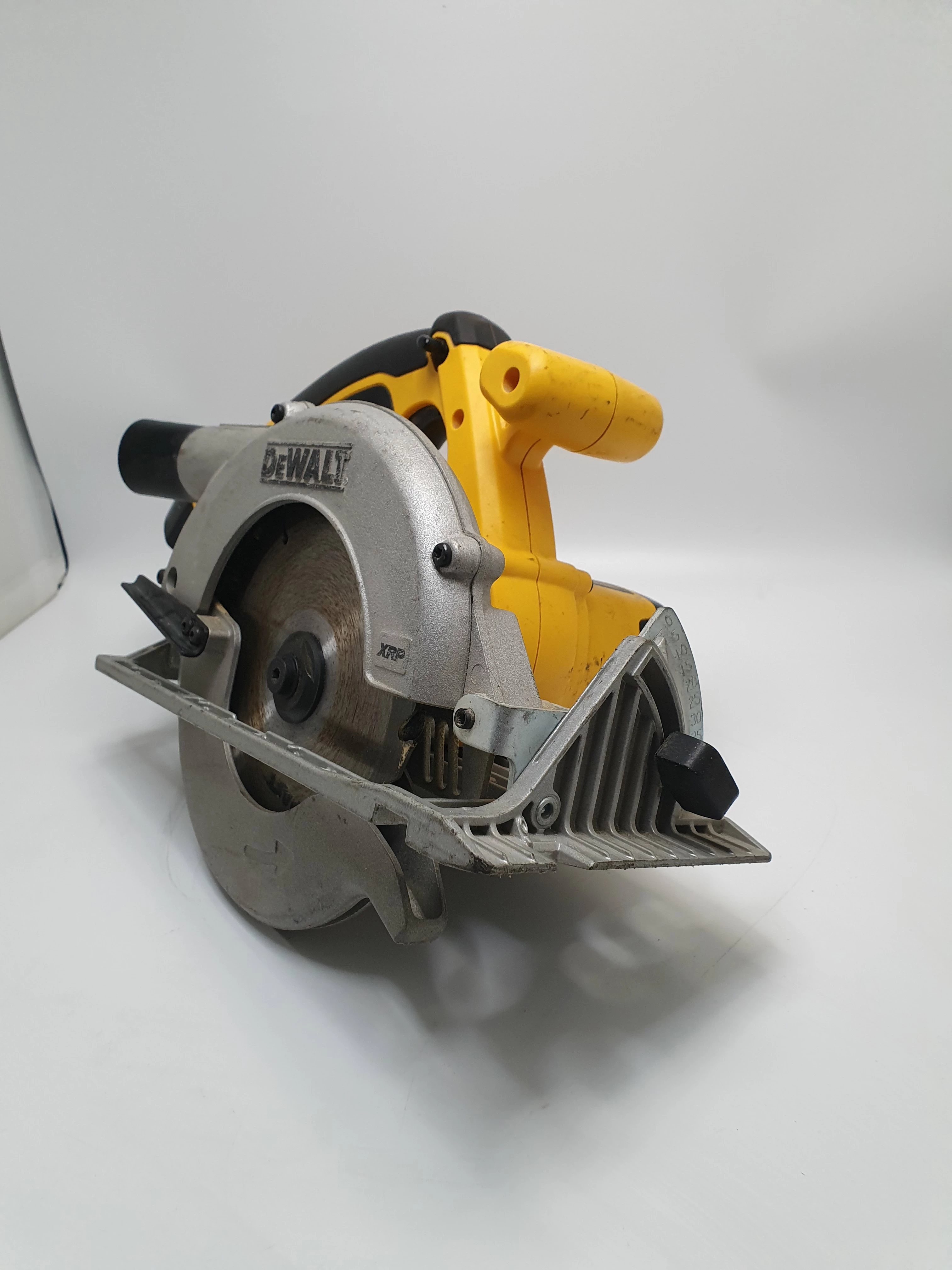 pila-tarczowa-dewalt-dc390-akumulatorowa-marka-dewalt