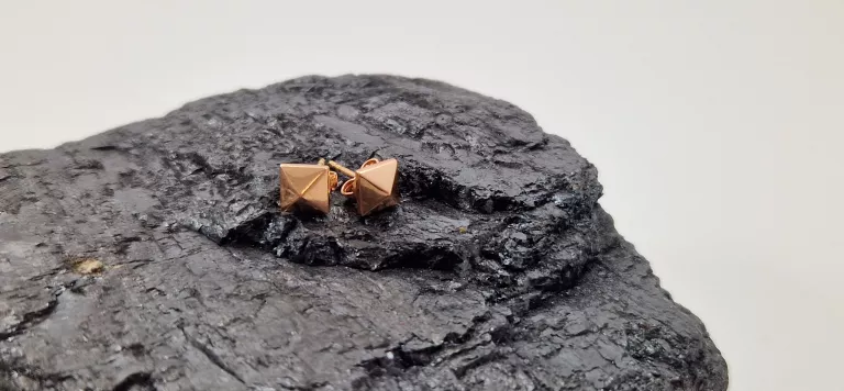 ZŁOTE KOLCZYKI PIRAMIDKI SZTYFT P;585 W:1,60G
