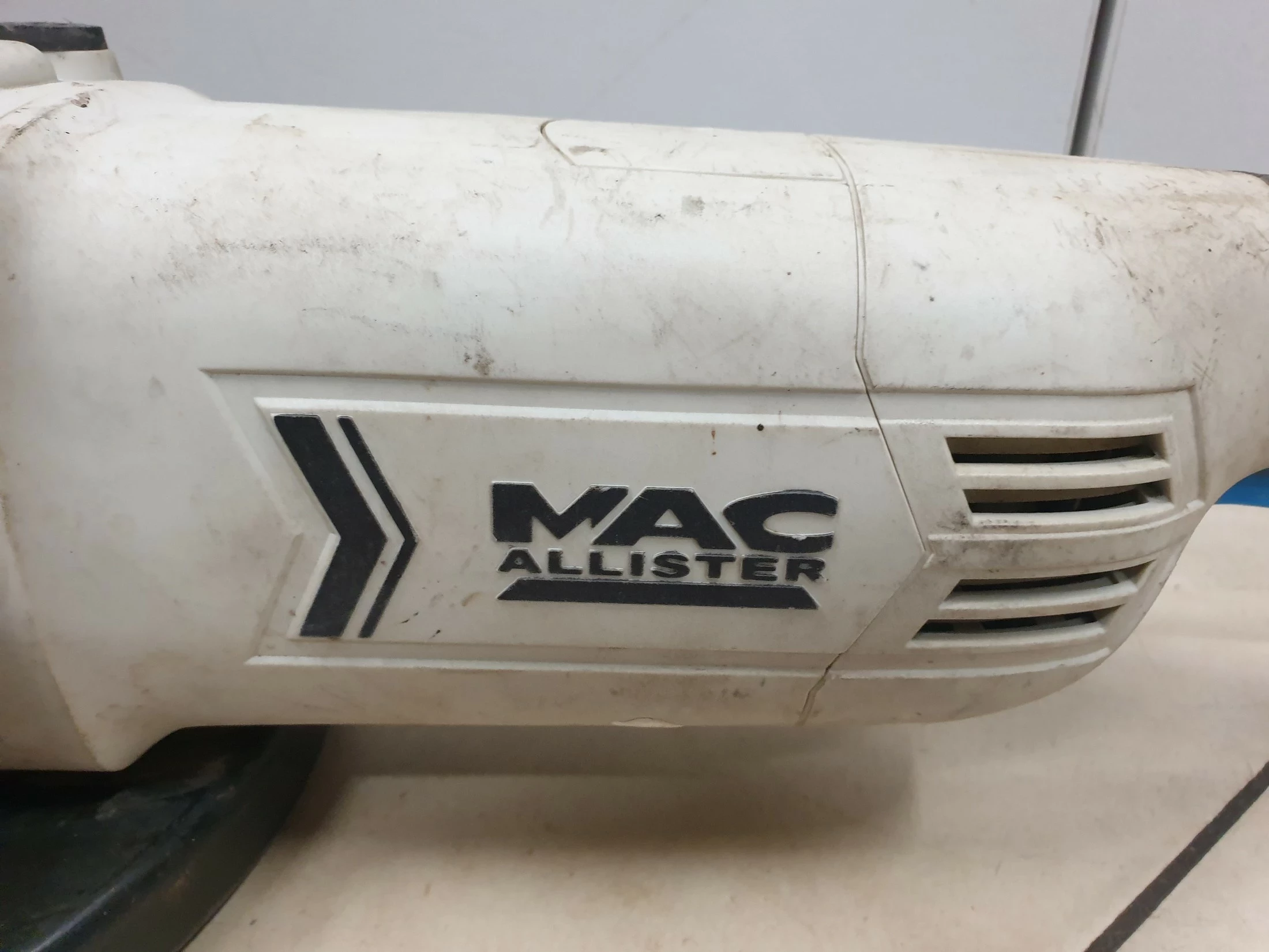 szlifierka-katowa-duza-macallister-msag2000gl-2000w-ean-gtin-5052931623648