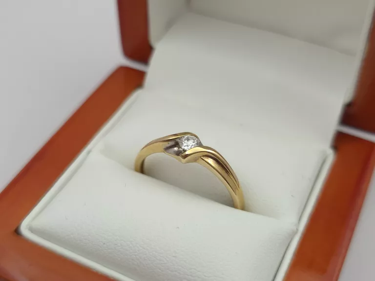 ZARĘCZYNOWY ZŁOTY PIERŚCIONEK Z DIAMENTEM - 585 14K R.19 2,14G CERT