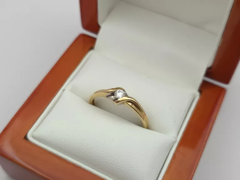 ZARĘCZYNOWY ZŁOTY PIERŚCIONEK Z DIAMENTEM - 585 14K R.19 2,14G CERT
