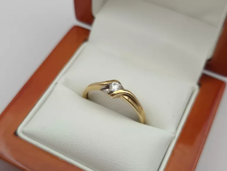 ZARĘCZYNOWY ZŁOTY PIERŚCIONEK Z DIAMENTEM - 585 14K R.19 2,14G CERT