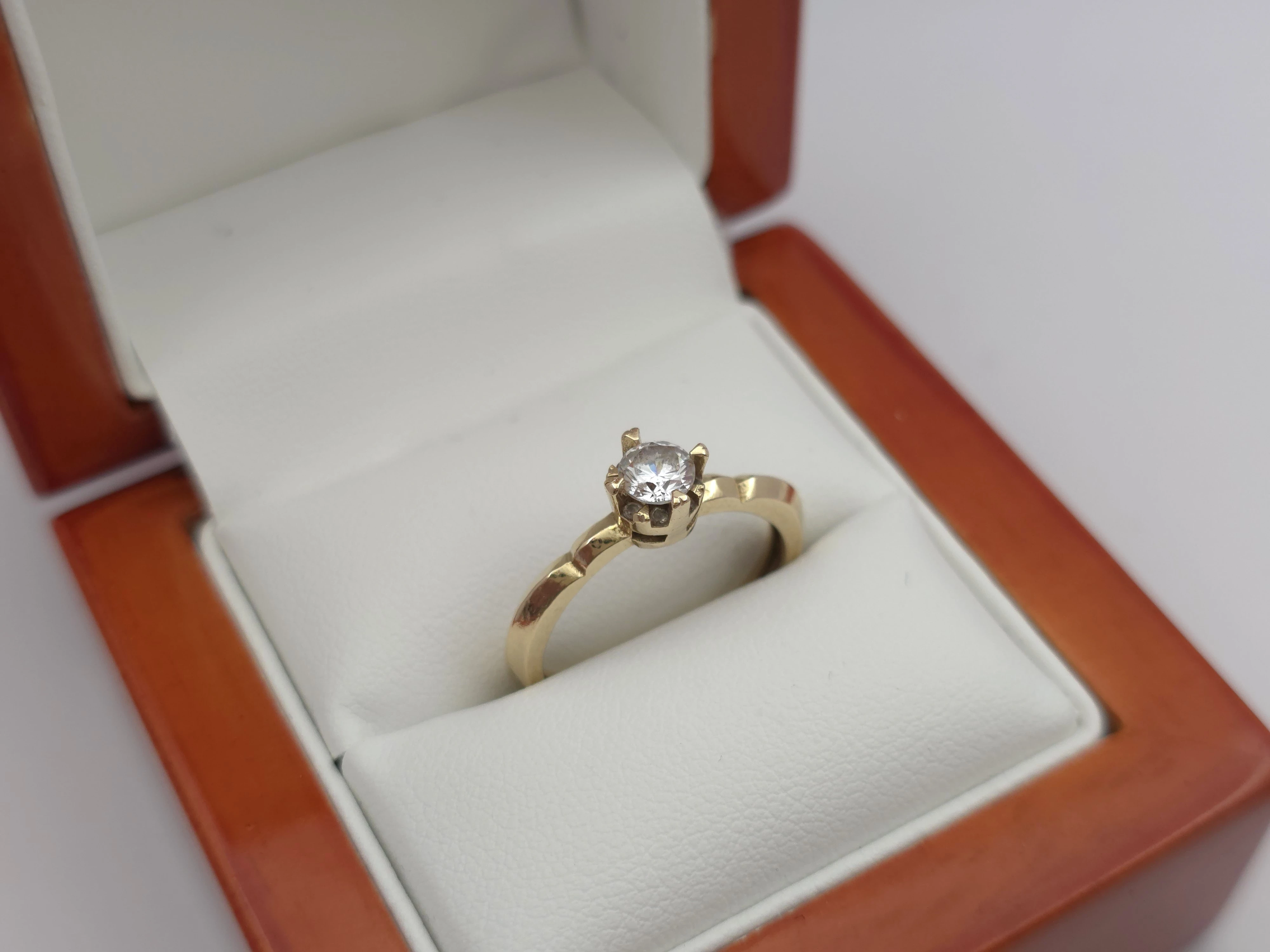 zloty-pierscionek-z-cyrkonia-585-14k-r14-235g-ean-gtin-5900025305355