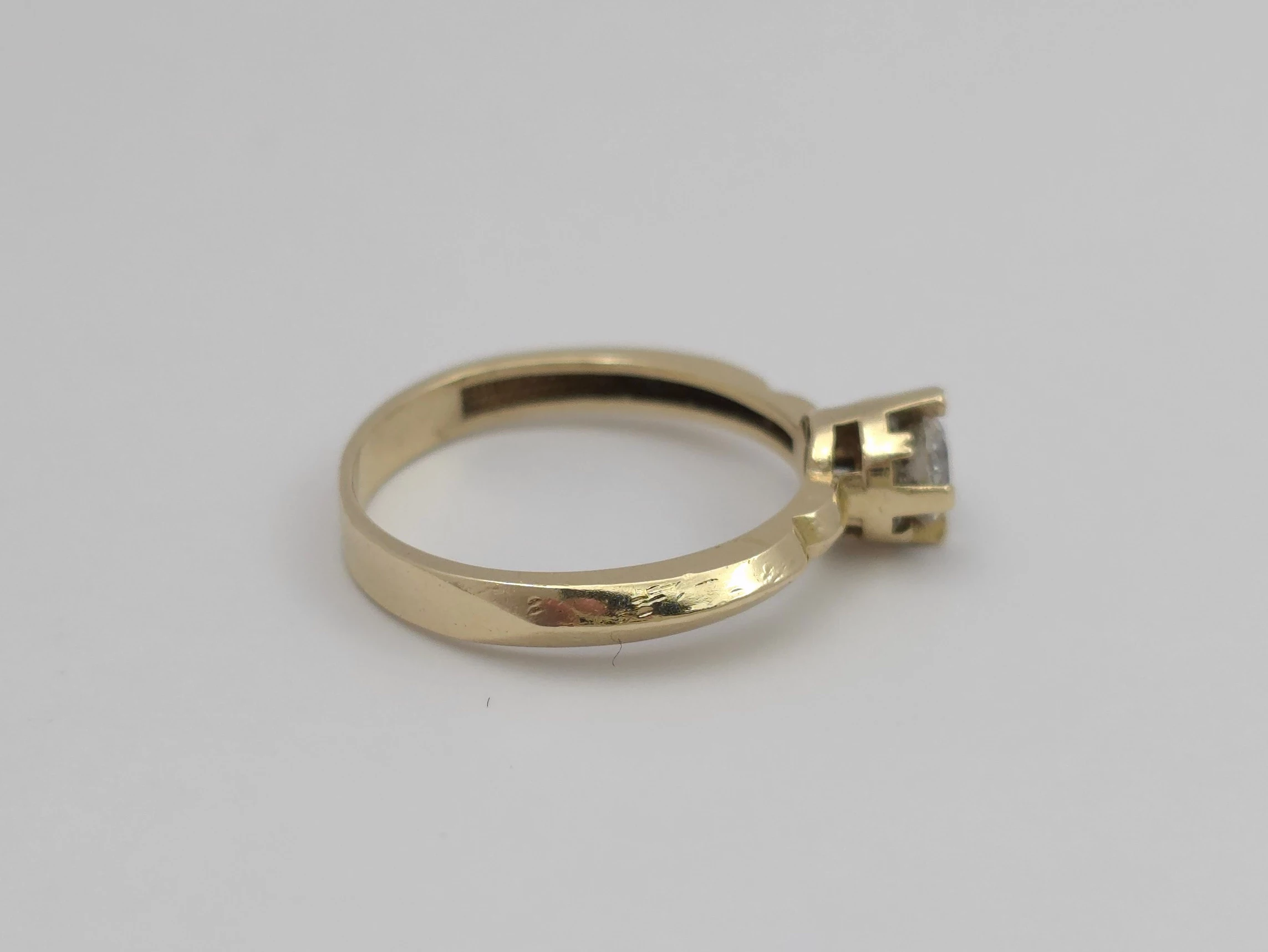 zloty-pierscionek-z-cyrkonia-585-14k-r14-235g-kolor-dominujacy-205826-225106