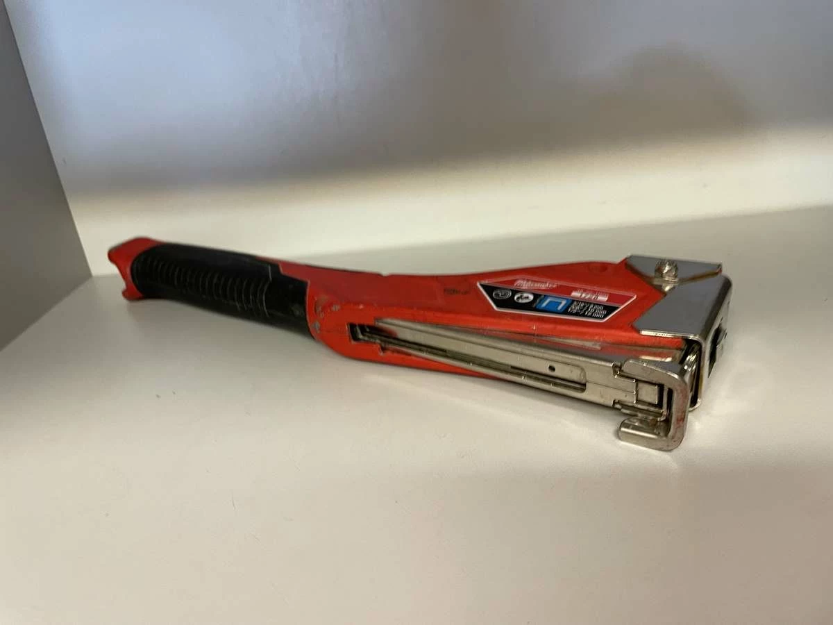 zszywacz-mlotkowy-milwaukee-48-22-1020-minimalna-dlugosc-zszywek-1