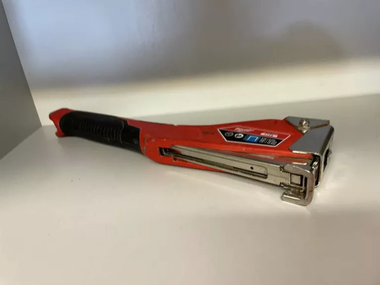 zszywacz-mlotkowy-milwaukee-48-22-1020-minimalna-dlugosc-zszywek-1