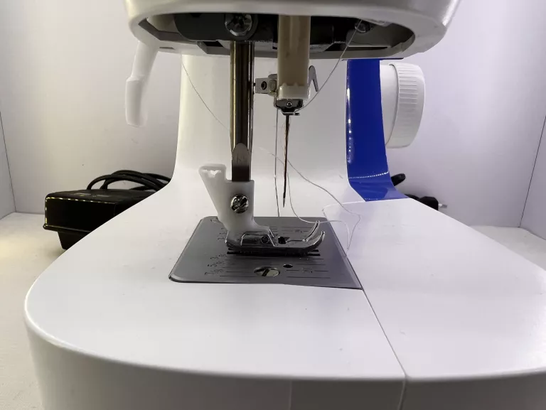 MASZYNA DO SZYCIA SINGER M320L KOMPLET