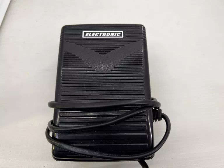 MASZYNA DO SZYCIA SINGER M320L KOMPLET
