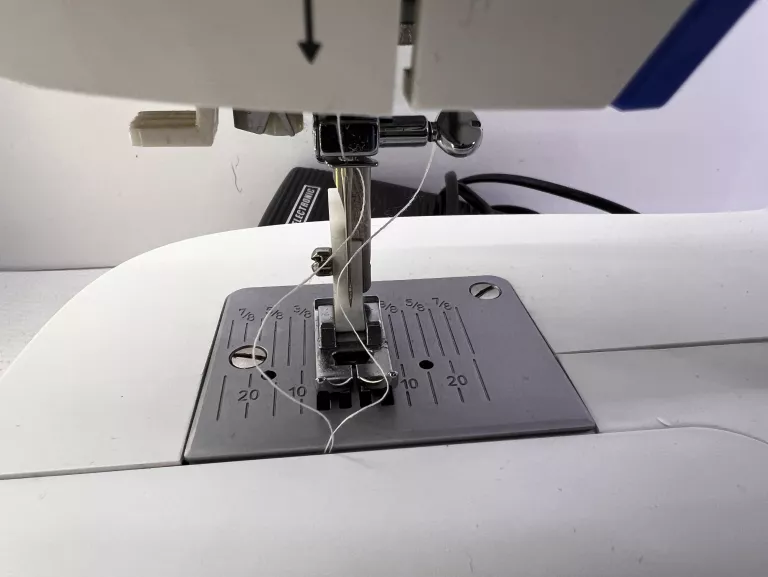 MASZYNA DO SZYCIA SINGER M320L KOMPLET