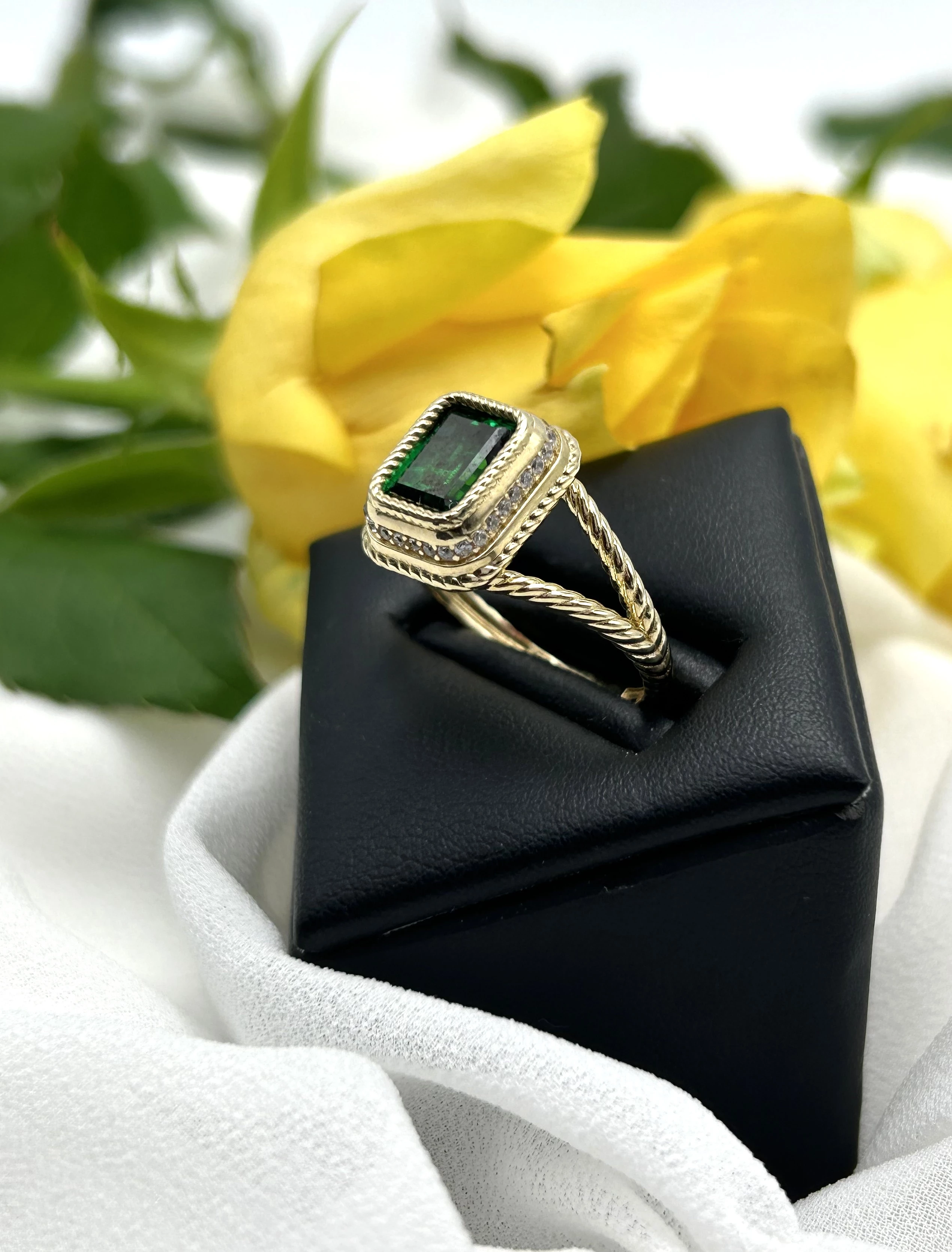 zloty-pierscionek-z-zielonym-kamieniem-585-512grozm-20-marka-226434-1704211