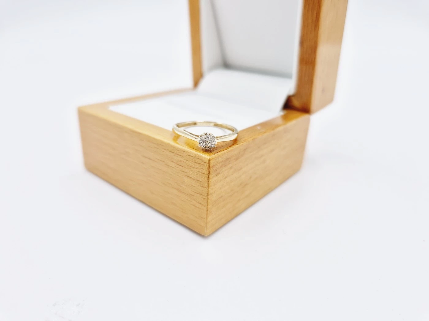 zloty-pierscionek-brylant-585-102g-r9-rodzaj-2205-1