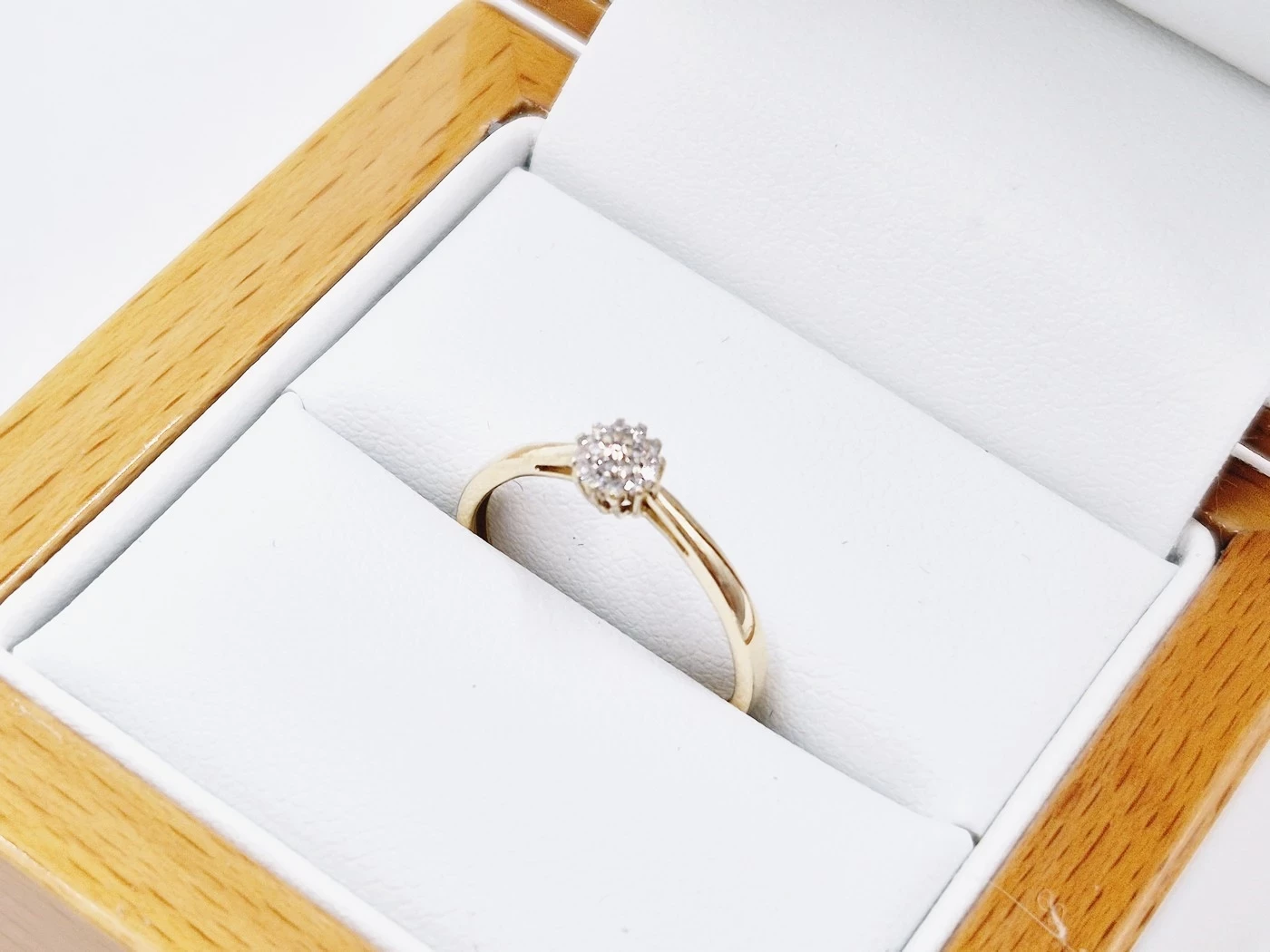 zloty-pierscionek-brylant-585-102g-r9-ean-gtin-5900025327562