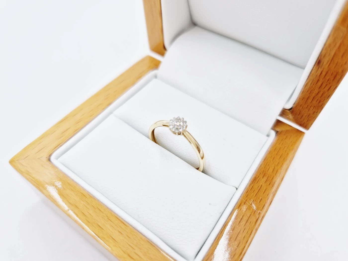zloty-pierscionek-brylant-585-102g-r9-material-15835-1