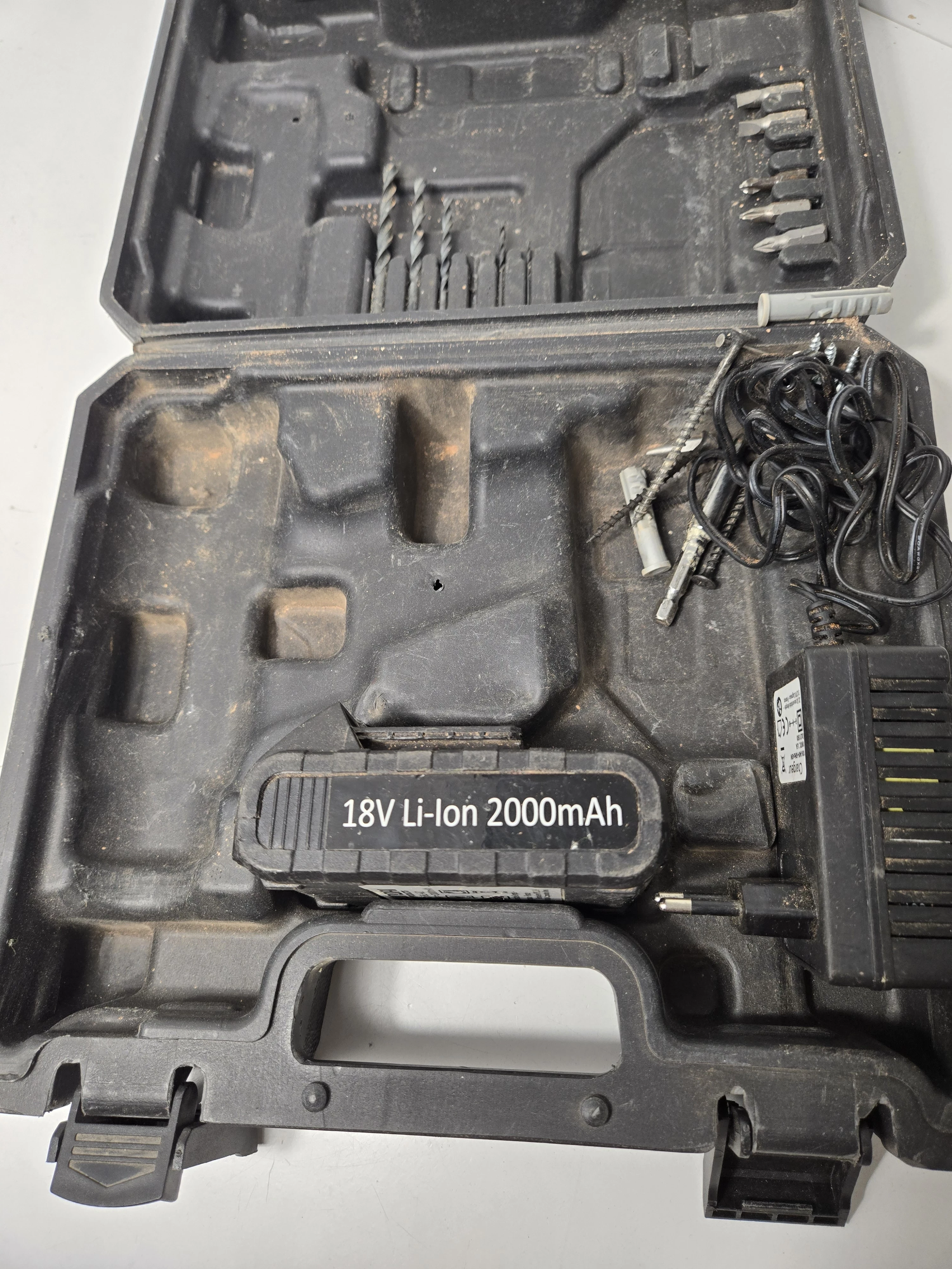 wkretarka-hyundai-18-v-2baterie-walizka-pojemnosc-akumulatora-200