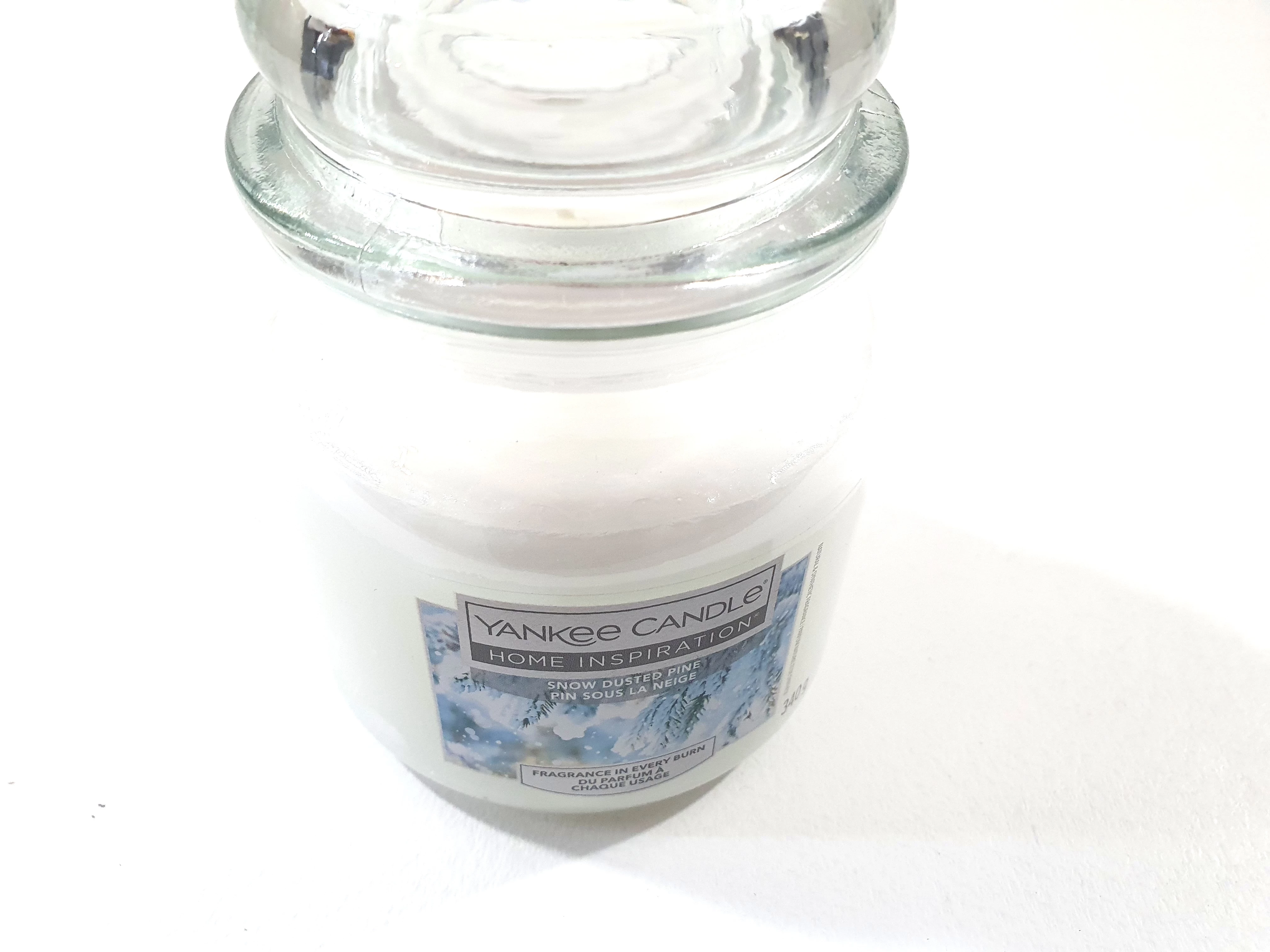 swieczka-yankee-candle-340g-snow-dusted-ean-gtin-5038581136622