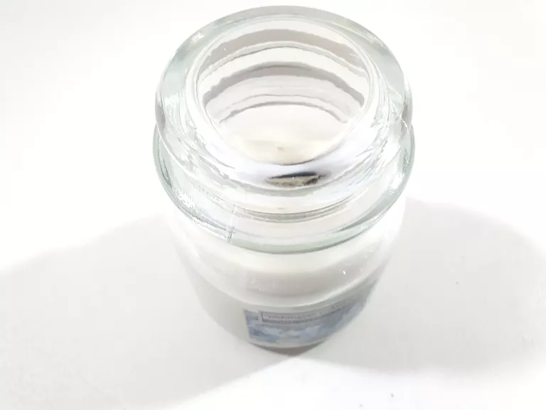 swieczka-yankee-candle-340g-snow-dusted-stan-11323-238058