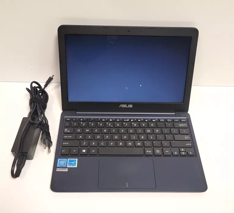 laptop-asus-e-200h-lotnikow-1-warka
