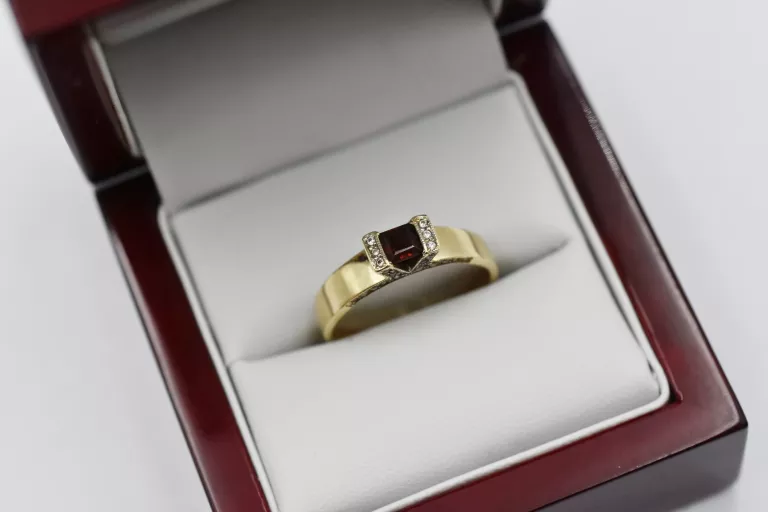 ZŁOTY PIERŚCIONEK Z BORDOWYM OCZKIEM PR.585 14K R.22 3,88G