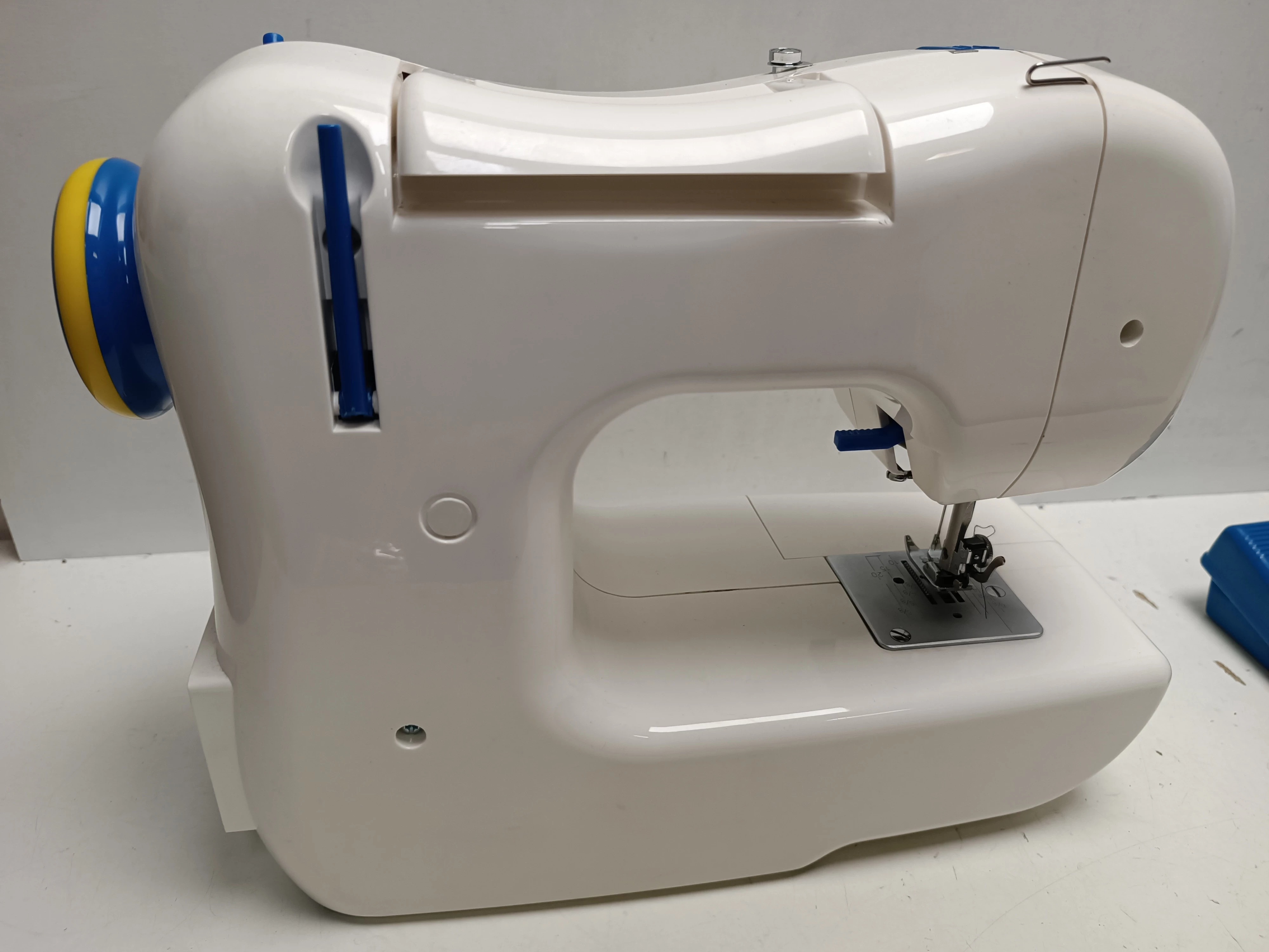 maszyna-do-szycia-ikea-e1001-kolor-dominujacy-129357-2